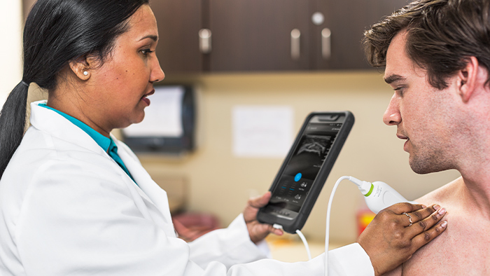 Телефон рядом с аппаратом Lumify