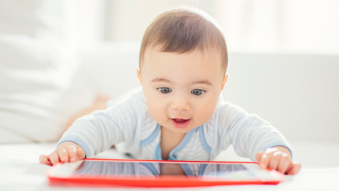 Когда ребенок начинает переворачиваться на живот &ndash; во сколько месяцев