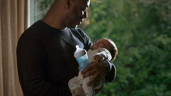 Когда ребенок начинает держать голову самостоятельно, в каком возрасте