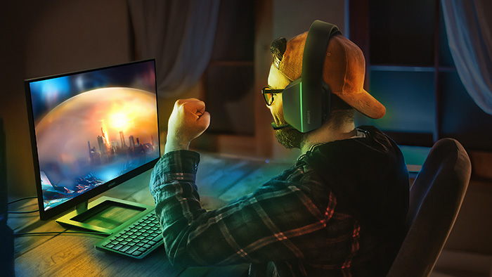 Игровые наушники в окружении