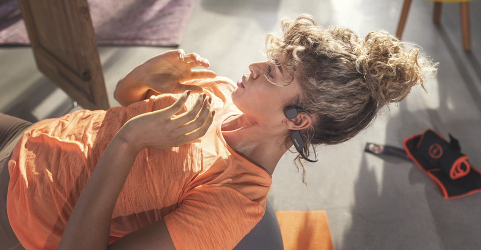 Открытая конструкция наушников безопасна для занятий спортом в помещении