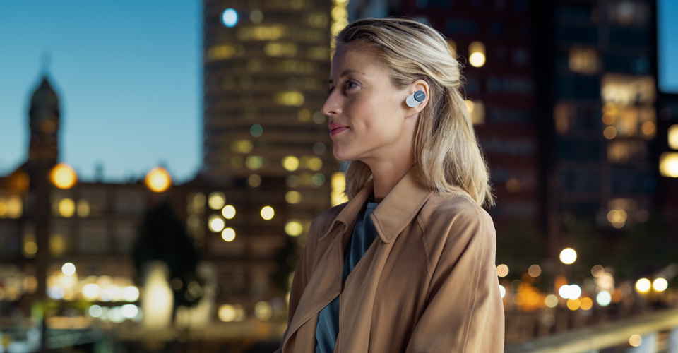 Прогулка по городу в наушниках с шумоподавлением Philips