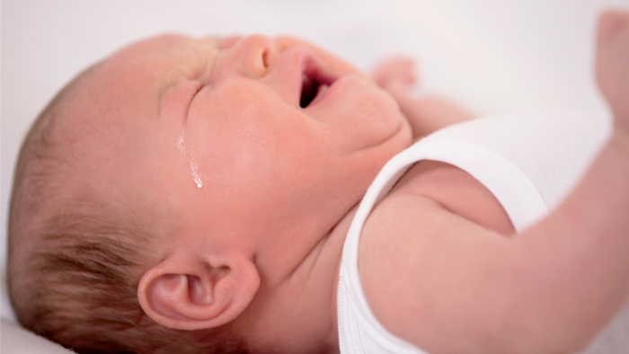 Малыш с пустышкой на руках у мамы