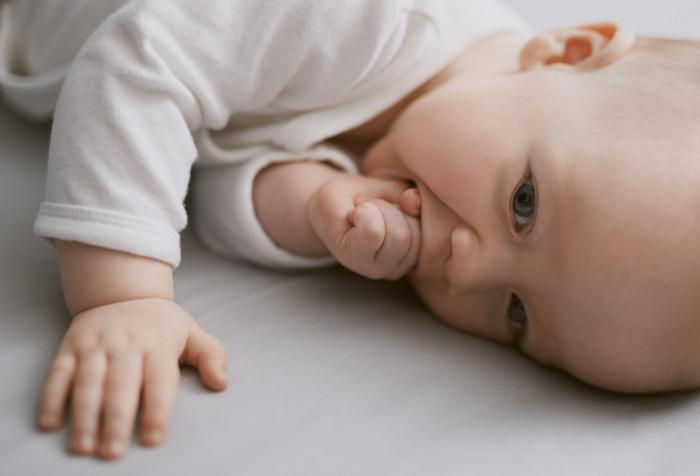 Ребенок с кулачком во рту &ndash; один из признаков того, что ребенок голоден.