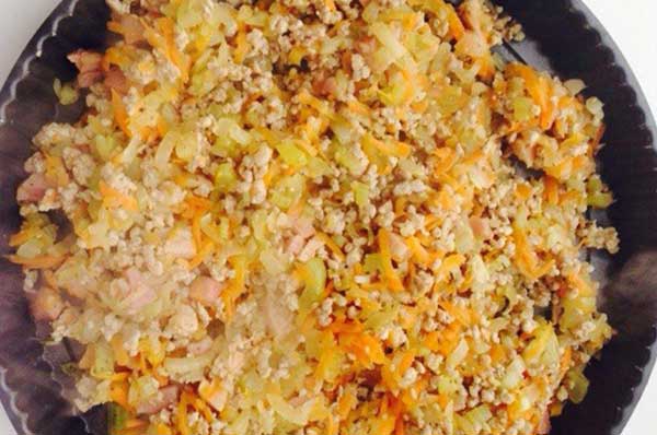 Сытный пирог со свининой и овощами