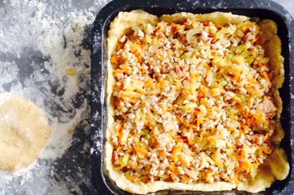 Сытный пирог со свининой и овощами