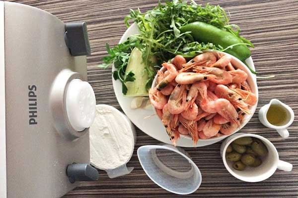 Салат с пастой, креветками и овощами