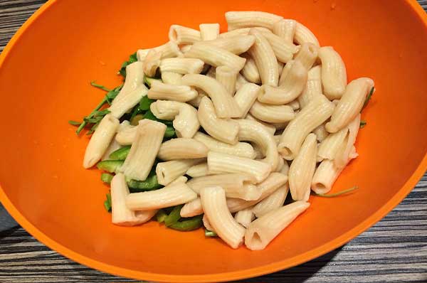 Салат с пастой, креветками и овощами