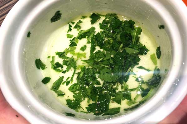 Салат с пастой, креветками и овощами