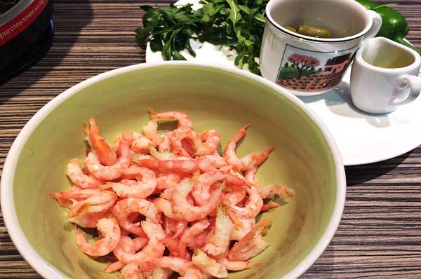 Салат с пастой, креветками и овощами