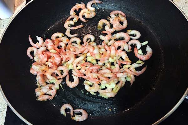 Салат с пастой, креветками и овощами