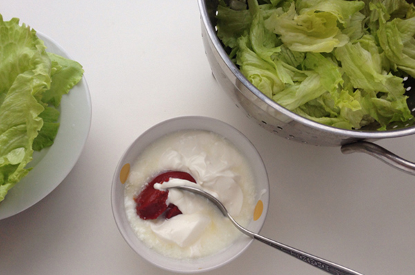 Салат из креветок и авокадо с коктейльным соусом