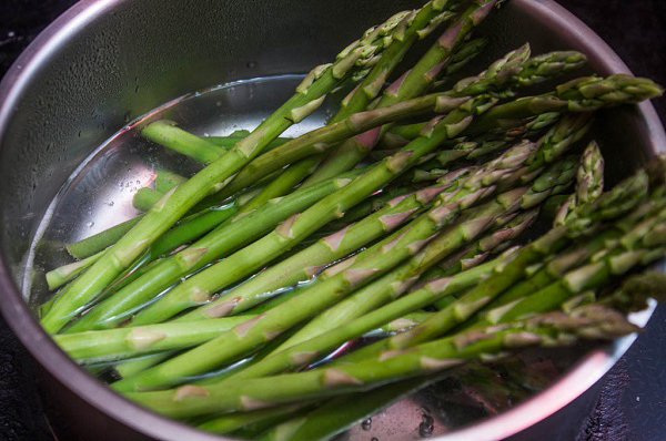 Суп из спаржи с белыми грибами