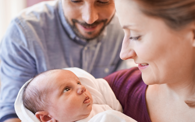 Мама и папа с новорожденным